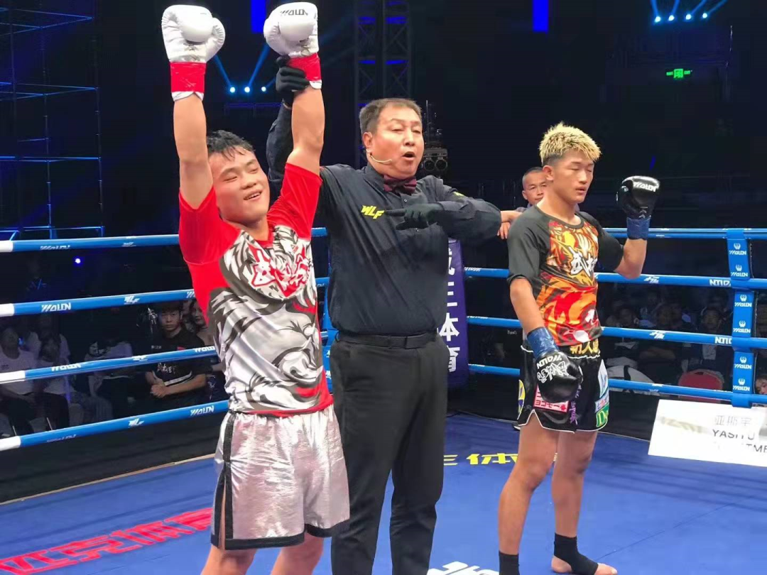 他与武林风的故事,或许开始于2004年武林风开播之时,便与父亲坐在屏幕