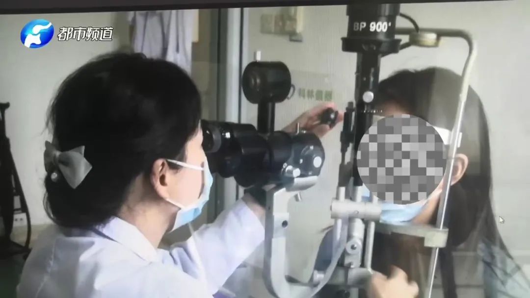 长期关灯玩手机,广东21岁女孩黑眼珠已变白!医生:手术!