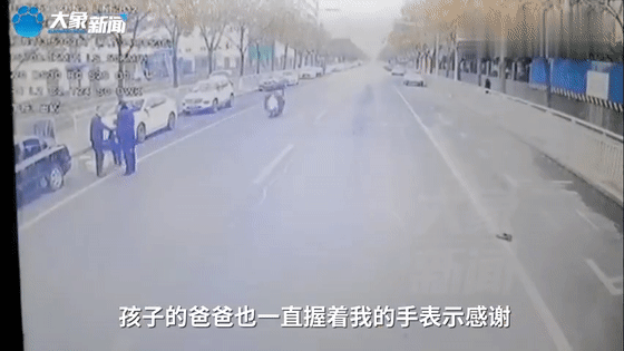郑州两孩子一路小跑横穿马路，家长浑然不知