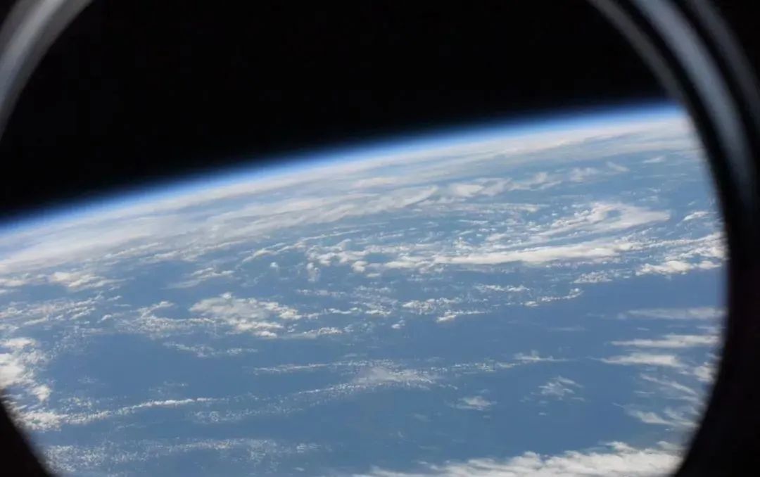 旅行者一号拍回来的真实照片 ab87537bbcba5d152573a27bc8204d4d.png