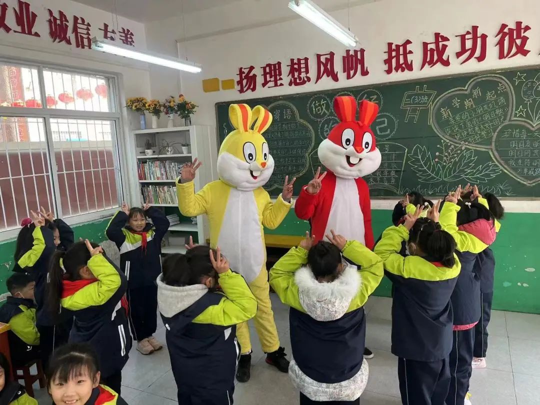 直击河南中小学开学首日！来看兔年新学期的第一波“仪式感”！