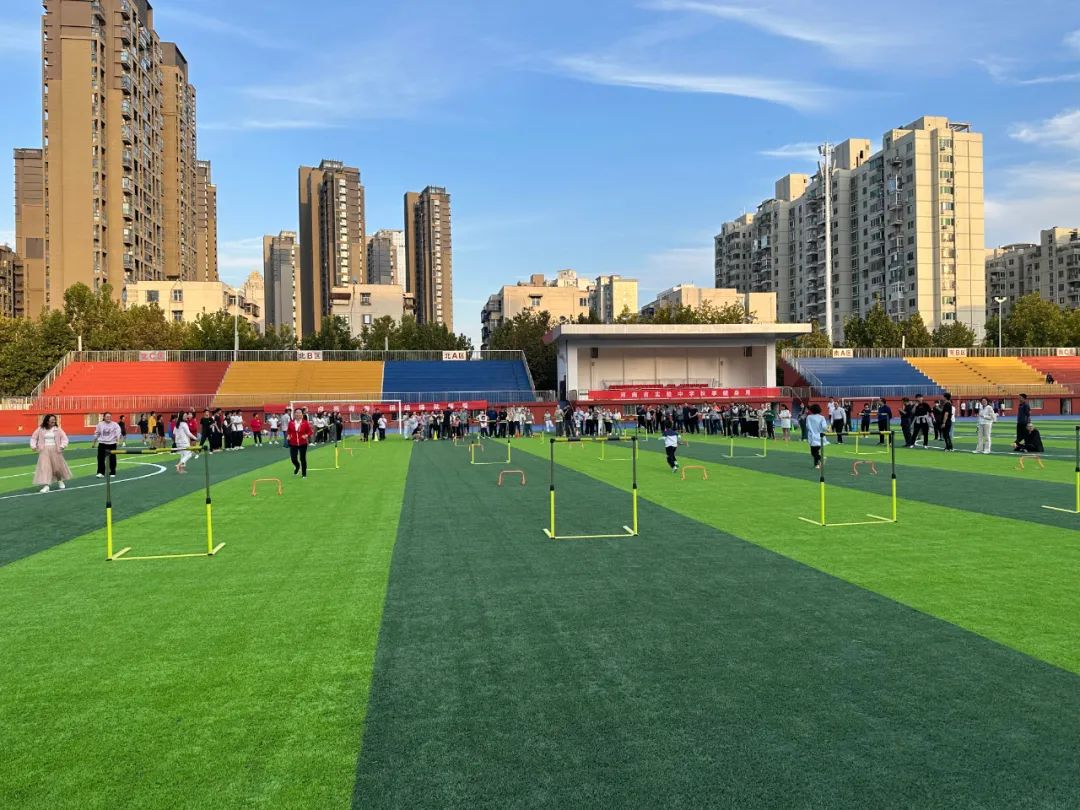 河南省实验中学运动场来了一群教师界的显眼包