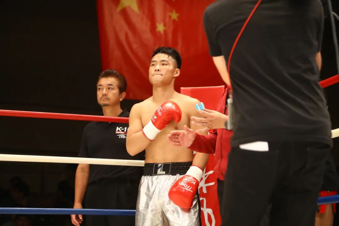 首页>武林风>正文>而那一刻,远隔千山万水,在家等待消息的老父亲,激动